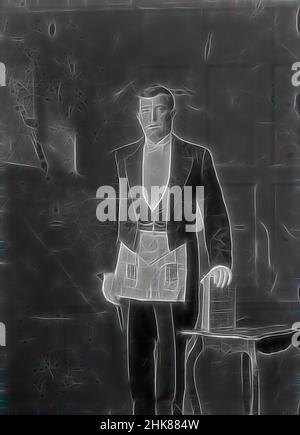 Inspiré par Portrait d'un homme en robe masonique, Berry & Co, vers 1920, Wellington, repensé par Artotop. L'art classique réinventé avec une touche moderne. Conception de lumière chaleureuse et gaie, de luminosité et de rayonnement de lumière. La photographie s'inspire du surréalisme et du futurisme, embrassant l'énergie dynamique de la technologie moderne, du mouvement, de la vitesse et révolutionne la culture Banque D'Images