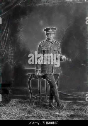 Inspiré par Kathleen Veronica O'Brien, portant un uniforme de soldat, Berry & Co, studio de photographie, 1914, Wellington, Photographie en noir et blanc, Une femme en uniforme, revisitée par Artotop. L'art classique réinventé avec une touche moderne. Conception de lumière chaleureuse et gaie, de luminosité et de rayonnement de lumière. La photographie s'inspire du surréalisme et du futurisme, embrassant l'énergie dynamique de la technologie moderne, du mouvement, de la vitesse et révolutionne la culture Banque D'Images