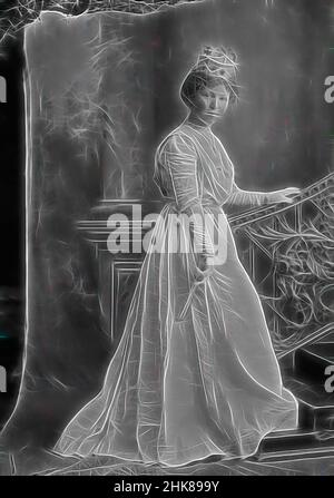 Inspiré par une jeune femme portant une couronne, Berry & Co, studio de photographie, vers 1905, Wellington, Repensé par Artotop. L'art classique réinventé avec une touche moderne. Conception de lumière chaleureuse et gaie, de luminosité et de rayonnement de lumière. La photographie s'inspire du surréalisme et du futurisme, embrassant l'énergie dynamique de la technologie moderne, du mouvement, de la vitesse et révolutionne la culture Banque D'Images