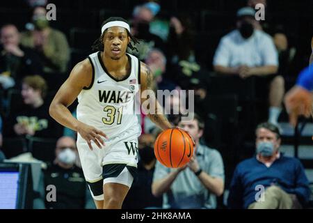 Winston-Salem, Caroline du Nord, États-Unis.2nd févr. 2022.Wake Forest Daemon Deacons Guard Alondes Williams (31) fait monter le ballon sur le terrain contre les Pittsburgh Panthers pendant la première moitié du match de basketball ACC au LJVM Coliseum de Winston-Salem, en Caroline du Nord.(Scott Kinser/Cal Sport Media).Crédit : csm/Alay Live News Banque D'Images