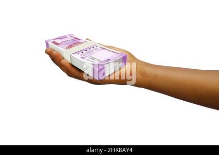 Main tenant 3D pile rendue de notes de roupie indienne isolées sur fond blanc Banque D'Images