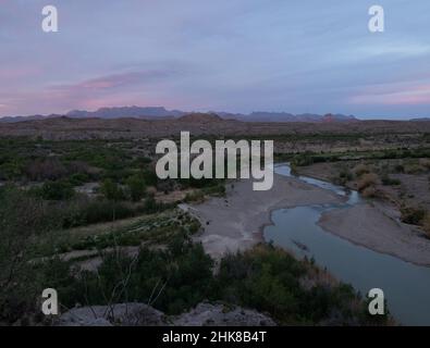 Chaîne de montagnes de Chisos avec vallée dans le champ de forêt à Dusk dans le parc national de Big Bend, Texas Banque D'Images