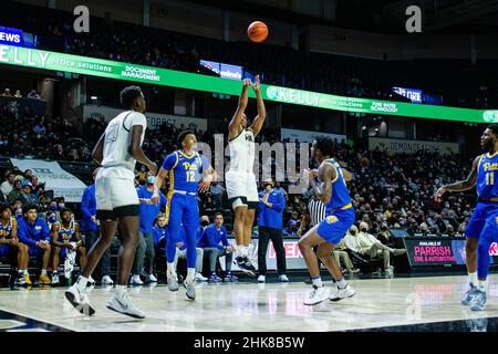 Winston-Salem, Caroline du Nord, États-Unis.2nd févr. 2022.Wake Forest Daemon Deacons Guard Alondes Williams (31) tire un panier à trois points contre les Pittsburgh Panthers pendant la première moitié de l'équipe de basketball ACC au LJVM Coliseum de Winston-Salem, en Caroline du Nord.(Scott Kinser/Cal Sport Media).Crédit : csm/Alay Live News Banque D'Images