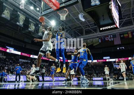 Winston-Salem, Caroline du Nord, États-Unis.2nd févr. 2022.Wake Forest Daemon Deacons Guard Alondes Williams (31) a son tir bloqué par Pittsburgh Panthers avant Mouhamadou Gueye (15) pendant la première moitié de l'ACC Basketball match au LJVM Coliseum à Winston-Salem, NC.(Scott Kinser/Cal Sport Media).Crédit : csm/Alay Live News Banque D'Images