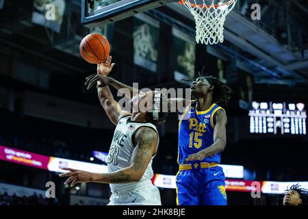 Winston-Salem, Caroline du Nord, États-Unis.2nd févr. 2022.Wake Forest Daemon Deacons Guard Alondes Williams (31) a son tir bloqué par Pittsburgh Panthers avant Mouhamadou Gueye (15) pendant la première moitié de l'ACC Basketball match au LJVM Coliseum à Winston-Salem, NC.(Scott Kinser/Cal Sport Media).Crédit : csm/Alay Live News Banque D'Images