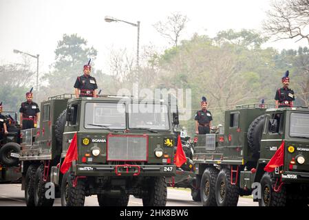 Calcutta, Inde - 24 janvier 2022: L'armée indienne pratique leur défilé pendant la journée de la république. Banque D'Images