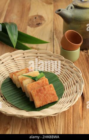 Wingko ou souvent appelé Wingko Babaat est une cuisine indonésienne traditionnelle.Wingko est un gâteau fait de la jeune noix de coco, de la farine de riz gluant et du sucre. Banque D'Images