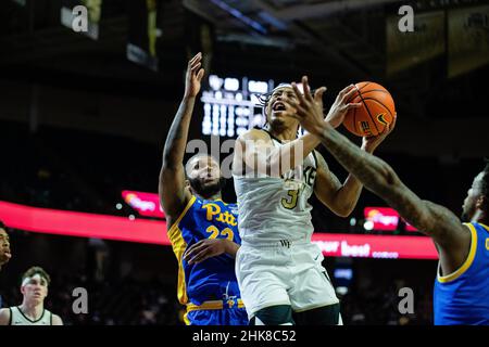 Winston-Salem, Caroline du Nord, États-Unis.2nd févr. 2022.Pittsburgh Panthers avance John Hugley (23) garde le tir de Wake Forest Daemon Deacres gardien Alondes Williams (31) pendant la première moitié de l'ACC Basketball match au LJVM Coliseum à Winston-Salem, NC.(Scott Kinser/Cal Sport Media).Crédit : csm/Alay Live News Banque D'Images