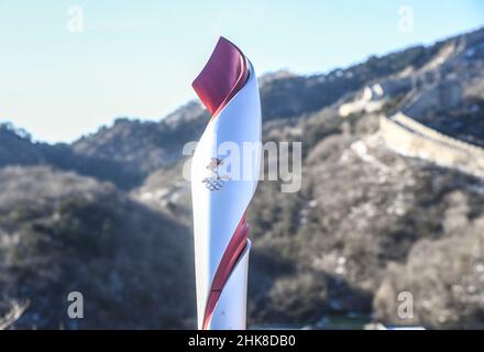 Pékin, Chine.3rd févr. 2022.Une torche est photographiée pendant le relais de la flamme olympique de Beijing 2022 à la Grande Muraille de Badaling dans le district de Yanqing, capitale de la Chine, le 3 février 2022.Crédit: REN Chao/Xinhua/Alay Live News Banque D'Images