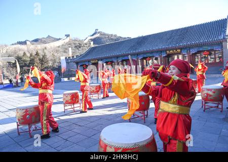 Pékin, Chine.3rd févr. 2022.Les artistes sont vus comme un pirate du relais de la flamme olympique de Beijing 2022 à la Grande Muraille de Badaling, dans le district de Yanqing, à Beijing, capitale de la Chine, le 3 février 2022.Credit: Jin Liangkuai/Xinhua/Alamy Live News Banque D'Images