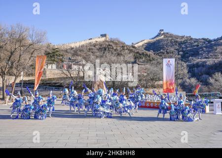 Pékin, Chine.3rd févr. 2022.Les artistes sont vus comme un pirate du relais de la flamme olympique de Beijing 2022 à la Grande Muraille de Badaling, dans le district de Yanqing, à Beijing, capitale de la Chine, le 3 février 2022.Credit: Zhang Haofu/Xinhua/Alamy Live News Banque D'Images