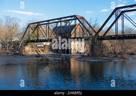 milmhouse historique derrière le pont de chemin de fer historique abandonné enjambant la rivière Raritan à la gare de Neshanic à Branchburg, New Jersey, États-Unis -04 Banque D'Images