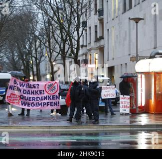 Berlin, Allemagne.01st févr. 2022.Des manifestants contre la haine et les discours de haine dans la Schloßstrasse, dans le quartier berlinois de Steglitz.(Photo de Simone Kuhlmey/Pacific Press) crédit: Pacific Press Media production Corp./Alay Live News Banque D'Images