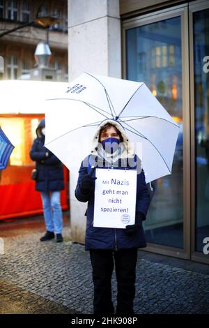 Berlin, Allemagne.01st févr. 2022.Des manifestants contre la haine et les discours de haine dans la Schloßstrasse, dans le quartier berlinois de Steglitz.(Photo de Simone Kuhlmey/Pacific Press) crédit: Pacific Press Media production Corp./Alay Live News Banque D'Images