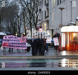 Berlin, Allemagne.01st févr. 2022.Des manifestants contre la haine et les discours de haine dans la Schloßstrasse, dans le quartier berlinois de Steglitz.(Photo de Simone Kuhlmey/Pacific Press) crédit: Pacific Press Media production Corp./Alay Live News Banque D'Images