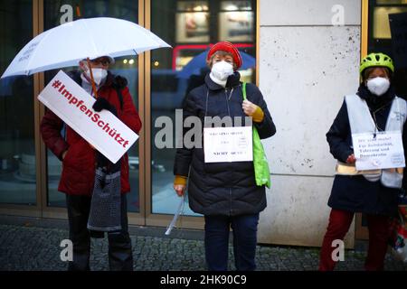 Berlin, Allemagne.01st févr. 2022.Des manifestants contre la haine et les discours de haine dans la Schloßstrasse, dans le quartier berlinois de Steglitz.(Photo de Simone Kuhlmey/Pacific Press) crédit: Pacific Press Media production Corp./Alay Live News Banque D'Images