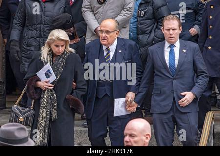 NEW YORK, NEW YORK - 02 FÉVRIER : l'ancien maire de New York Rudy Giuliani (C) assiste aux funérailles de l'officier du NYPD tombé, Wilbert Mora, à la cathédrale Saint-Patrick, le 02 février 2022 à New York.L'officier Mora, et son associé l'officier Jason Rivera, ont été tués lorsqu'un tireur les a embusqués dans un appartement alors qu'ils ont répondu à un différend familial. Banque D'Images