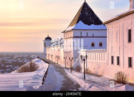 Le Kremlin de Tobolsk en hiver.Tours en pierre blanche du mur de la forteresse est.Ancienne architecture russe du XVIIe siècle dans la première capitale de Siber Banque D'Images
