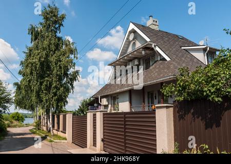 Kiev, Ukraine - 3 juillet 2021: Maison de campagne typique sur les rives de la Dnipro dans la région d'Osokorky.Osokorky est un quartier historique Banque D'Images