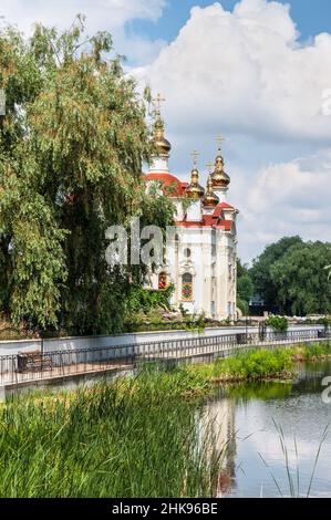 Kiev, Ukraine - 3 juillet 2021 : une nouvelle église orthodoxe construite à Osokorky, Kiev, Ukraine.Le lac Pidbirna au premier plan. Banque D'Images