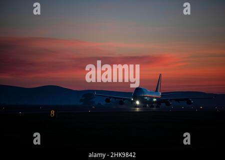 Base aérienne de Travis, Californie, États-Unis.22nd janvier 2022.A 757 prend son décollage le 22 janvier 2022 à la base aérienne de Travis, en Californie.Depuis 2014, les États-Unis ont engagé plus de $5,4 milliards d'aide totale à l'Ukraine, y compris une assistance en matière de sécurité et d'assistance non relative à la sécurité.Les États-Unis réaffirment leur attachement inébranlable à la souveraineté et à l'intégrité territoriale de l'Ukraine en faveur d'une Ukraine sûre et prospère.Credit: US Air Force/ZUMA Press Wire Service/ZUMAPRESS.com/Alamy Live News Banque D'Images