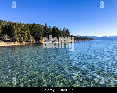 Lac d'eau douce avec de l'eau super propre, photo prise dans la région du lac Tahoe, Nevada, Etats-Unis Banque D'Images
