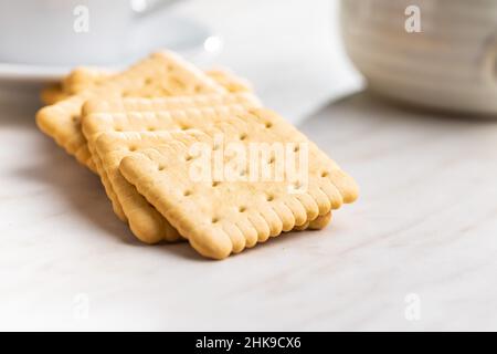 Biscuits au beurre.Biscuits sucrés sur table blanche. Banque D'Images