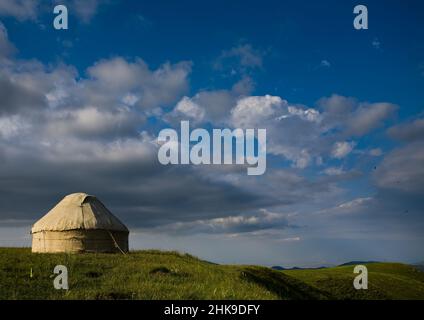 Le yourt kazakh se dresse sur le fond d'un beau ciel bleu avec des nuages Banque D'Images