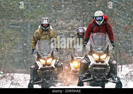 Camp Grayling, Michigan, États-Unis.22nd janvier 2022.Les soldats de l'armée américaine du groupe des forces spéciales 20th de la Garde nationale du Massachusetts, effectuent un entraînement en motoneige sur les terrains accidentés du nord du Michigan pendant la grève du Nord 22-1 le 22 janvier 2022.La grève d'hiver a lieu chaque année dans le nord du Michigan pendant la partie la plus froide de l'année.La neige, les vents violents et les températures à un seul chiffre sont monnaie courante au Centre national de lutte contre la guerre de tous les domaines cette période de l'année.Les unités de visite sont capables de s'entraîner dans des conditions subarctiques, de sorte qu'elles sont mieux à même d'atteindre les objectifs fixés dans le département o Banque D'Images