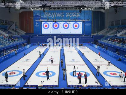 Pékin, Chine.3rd févr. 2022.La photo montre le curling mixte double la session ronde de robin des Jeux Olympiques d'hiver de Beijing 2022 entre la Chine et l'Australie au centre National Aquatics à Beijing, Chine, 3 février 2022.Credit: Zhou mi/Xinhua/Alay Live News Banque D'Images
