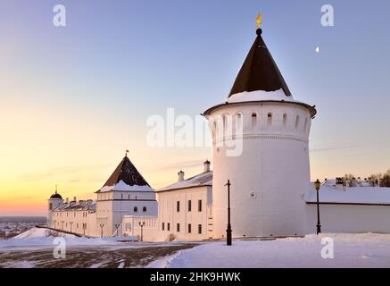 Le Kremlin de Tobolsk en hiver.Tours en pierre blanche du mur de la forteresse est.Ancienne architecture russe du XVIIe siècle dans la première capitale de Siber Banque D'Images
