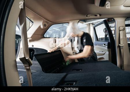 Nettoyez le coffre vide de la voiture dans le service d'habillage de la voiture Banque D'Images
