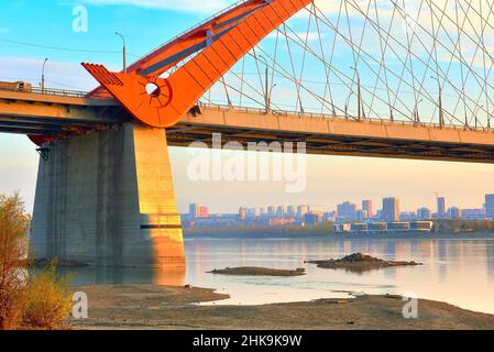 Pont Bugrinsky en automne doré.Le support d'un pont automobile voûté sur les rives de la rivière OB, au bord d'une grande ville.Novosibirsk, S. Banque D'Images