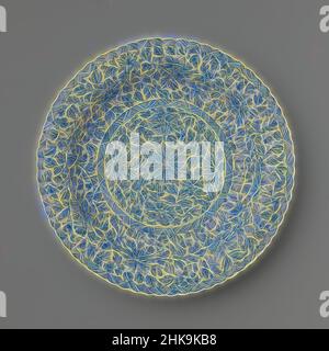 Inspirée par une assiette à bords cannelés et à motif fleuri continu, cette assiette en porcelaine à bords cannelés et festonnés est peinte en bleu sous-brillant. Sur l'assiette des tendrils floraux dans un médaillon avec une bande d'éclosion; le mur avec des tendrils floraux et une bande d'éclosion; l'inverse avec quatre, réimaginé par Artotop. L'art classique réinventé avec une touche moderne. Conception de lumière chaleureuse et gaie, de luminosité et de rayonnement de lumière. La photographie s'inspire du surréalisme et du futurisme, embrassant l'énergie dynamique de la technologie moderne, du mouvement, de la vitesse et révolutionne la culture Banque D'Images