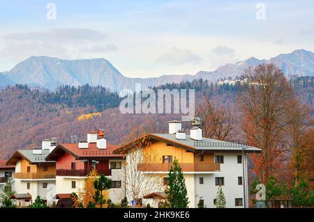 L'hôtel se trouve en automne sur fond de montagnes rocheuses.Rosa Khutor, Sotchi, Russie, 2021 Banque D'Images