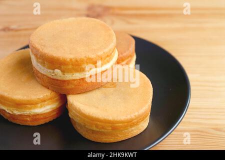 Assiette de délicieux dessert japonais à pâte de haricots rouges appelé Imagawayaki également connu sous le nom d'OBanyaki Banque D'Images