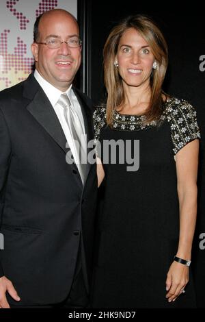 Photo du dossier datée du 29 octobre 2008, Jeff Zucker, alors chef de la direction de NBC Universal, et son épouse Caryn assistent au gala du Trophee des Arts de la FIAF 2008 à New York City, NY, États-Unis.Le président de CNN Jeff Zucker a démissionné du réseau après avoir omis de révéler une relation romantique avec un cadre supérieur.M. Zucker, 56 ans, a déclaré dans une note à ses collègues qu'il avait "tort" de ne pas signaler la relation comme il le fallait.La relation a été découverte au cours d'une enquête sur la conduite de l'ancre de CNN congédiée Chris Cuomo.Photo par Aton Pak/ABACAPRESS.COM Banque D'Images