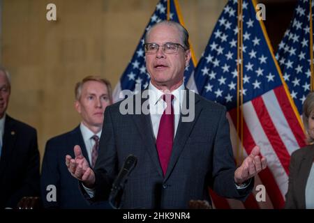 Le sénateur américain Mike Braun (républicain de l’Indiana) fait des remarques lors d’une conférence de presse sur les politiques frontalières entre les États-Unis et le Mexique de l’Administration Biden, dans le bureau du Sénat Russell à Washington, DC, Etats-Unis, le mercredi 2 février,2022. Photo de Rod Lamkey/CNP/ABACAPRESS.COM Banque D'Images