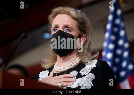 Debbie Dingell (démocrate du Michigan), représentante des États-Unis, fait des remarques lors d'une conférence de presse au Capitole des États-Unis à Washington, DC, USA, le mercredi 2 février,2022. Photo de Rod Lamkey/CNP/ABACAPRESS.COM Banque D'Images