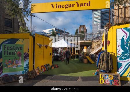 Le restaurant en plein air de vinaigre Yard propose des vendeurs de nourriture, des bars servant de la bière locale, des installations artistiques, un marché aux puces et des boutiques. Londres, Angleterre, Royaume-Uni. Banque D'Images