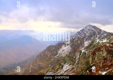 Rose Peak sous les nuages.Une terrasse d'observation dans les montagnes du Caucase.Rosa Khutor, Sotchi, Russie, 2021 Banque D'Images