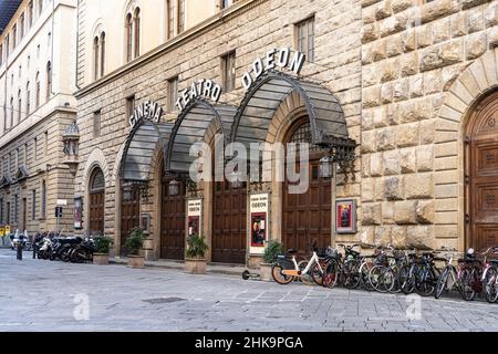 Florence, Italie.Janvier 2022. Vue extérieure du cinéma et théâtre Odeon en centre-ville Banque D'Images