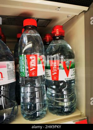 Nestlé, der größte Nahrungsmittel-Konzern der Welt, stellt den Verkauf der Mineralwassermarke Vittel in ganz Deutschland ein.DAS Unternehmen wolle si Banque D'Images