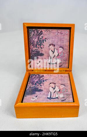 boîte en bois avec dessous de verre peint sur fond blanc Banque D'Images