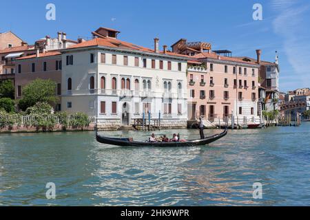 Télécabine avec touristes sur le canal grande, Venise, Italie Banque D'Images