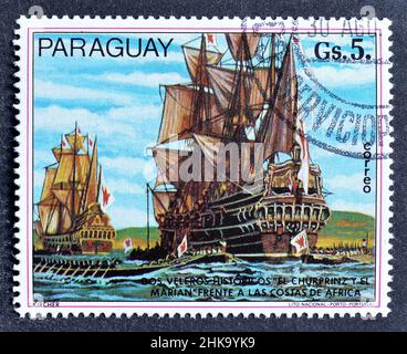 Timbre-poste annulé imprimé par le Paraguay, qui montre le navire à voile Kircher, vers 1977. Banque D'Images