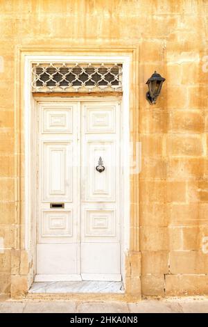 Porte d'entrée blanche de la maison dans l'île de Malte. Banque D'Images