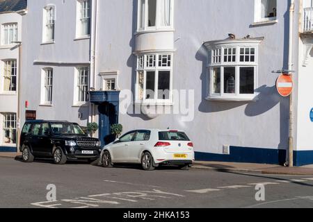 Une voiture garée dans la mauvaise direction sur une rue à sens unique, Sidmouth, Devon Banque D'Images