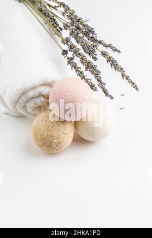 Bombes de bain de sel faites maison avec fleurs de lavande sèches et serviette blanche.Cosmétiques naturels Banque D'Images