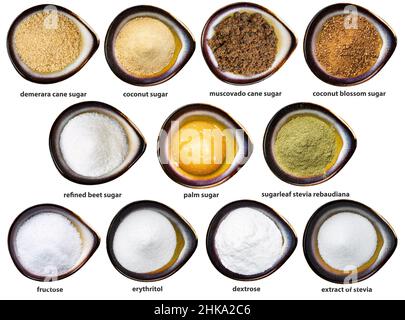 ensemble de différents sucres avec des noms dans des bols en céramique isolés sur fond blanc Banque D'Images